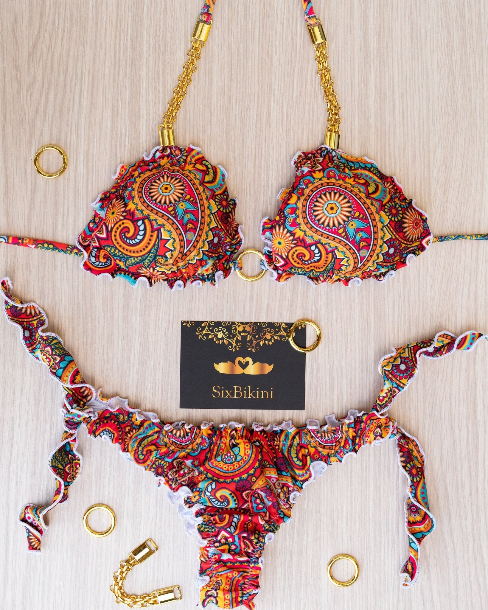 Bikini Asia Oro close-up — anello dorato centrale su fantasia paisley