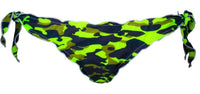 Slip bikini Commando con stampa mimetica verde fluo, oliva e nero — bordi frou frou bianchi