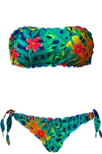 Bikini Jungle a fascia con stampa tropicale foglie monstera e fiori rossi su sfondo verde-blu
