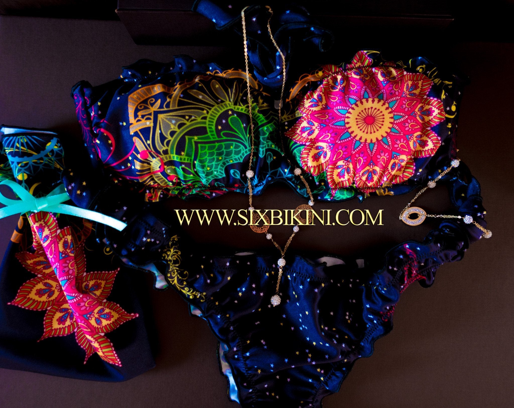 Bikini Dark Indy set completo — fascia mandala e slip con bordi frou frou