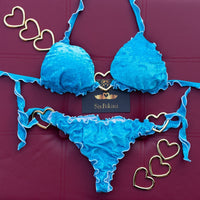 Bikini Elsa vista alternativa — top triangolo e slip in velluto azzurro con cuori oro