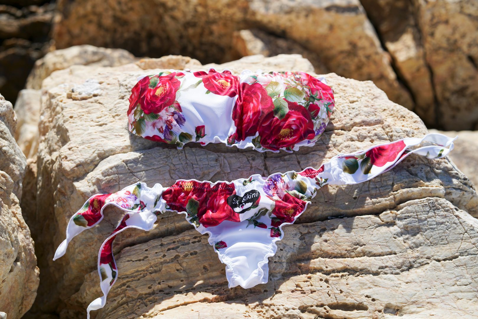 Bikini Eva vista alternativa — fascia con stampa rose rosse e slip coordinata