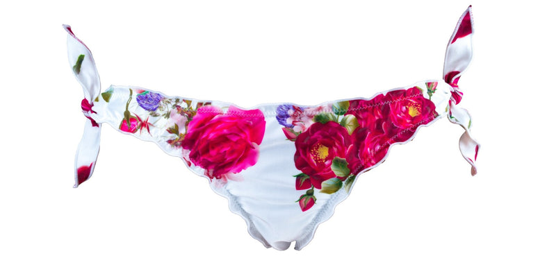 Slip bikini Eva con rose rosse su bianco shiny — bordi frou frou e laccetti laterali