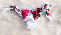Slip bikini Eva vista posteriore — stampa rose su sfondo bianco