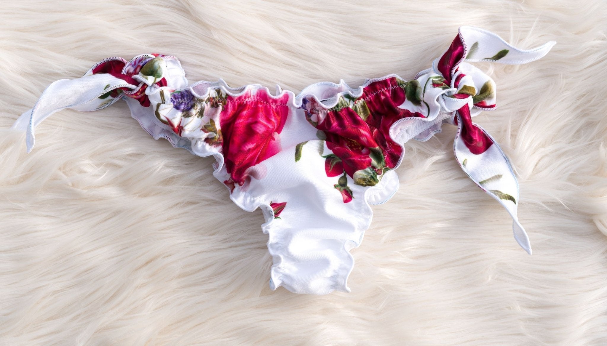 Slip bikini Eva vista posteriore — stampa rose su sfondo bianco