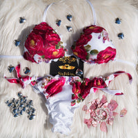 Bikini Eva triangolo set completo — top e slip rose su bianco shiny