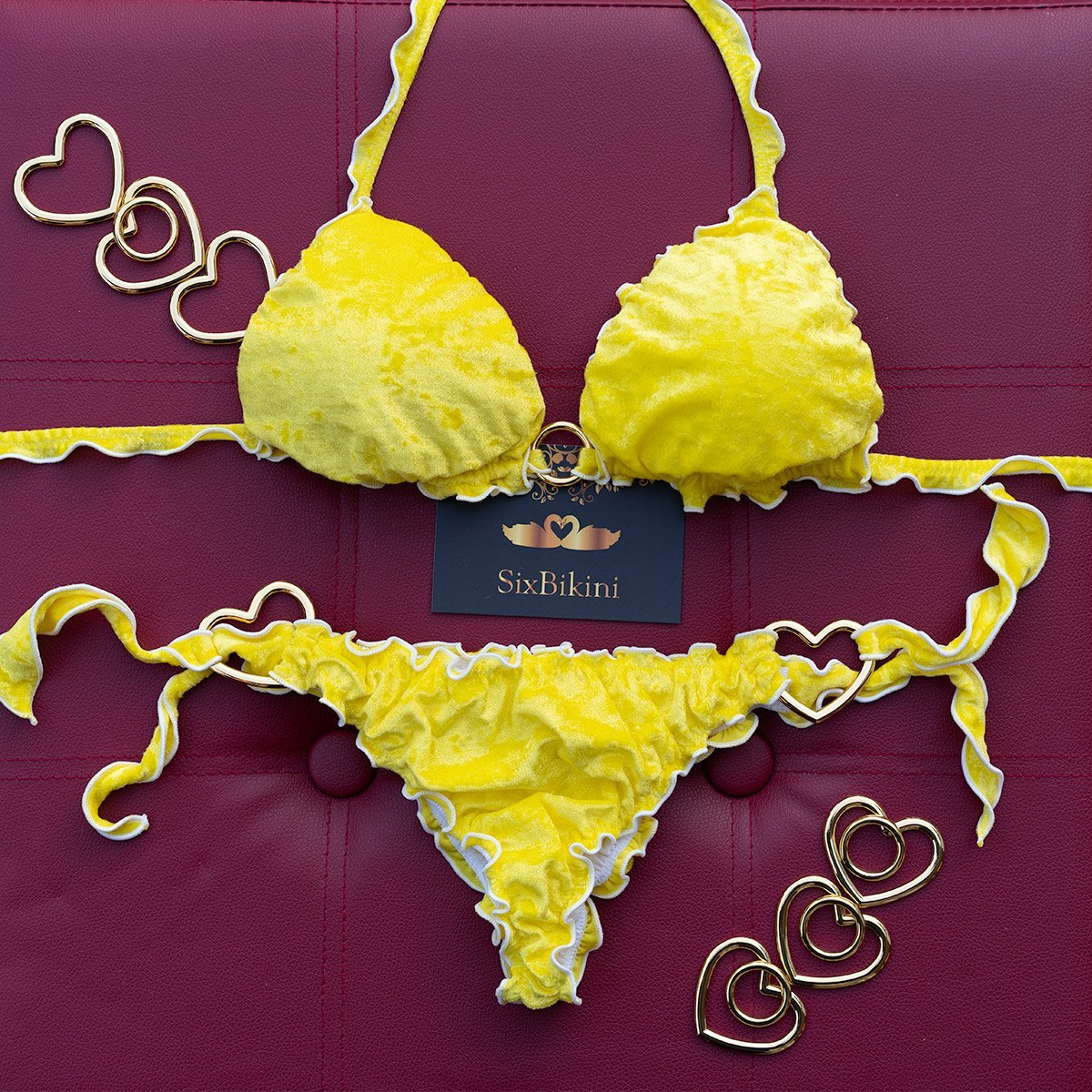 Bikini Penelope vista alternativa — top triangolo giallo e slip con cuori oro sui fianchi